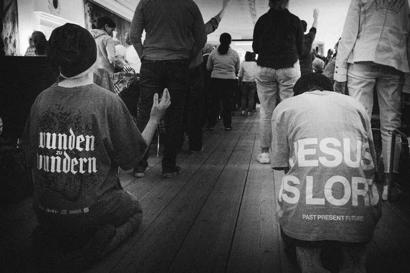 Publikum einer Konferenz von hinten, schwarzweiß