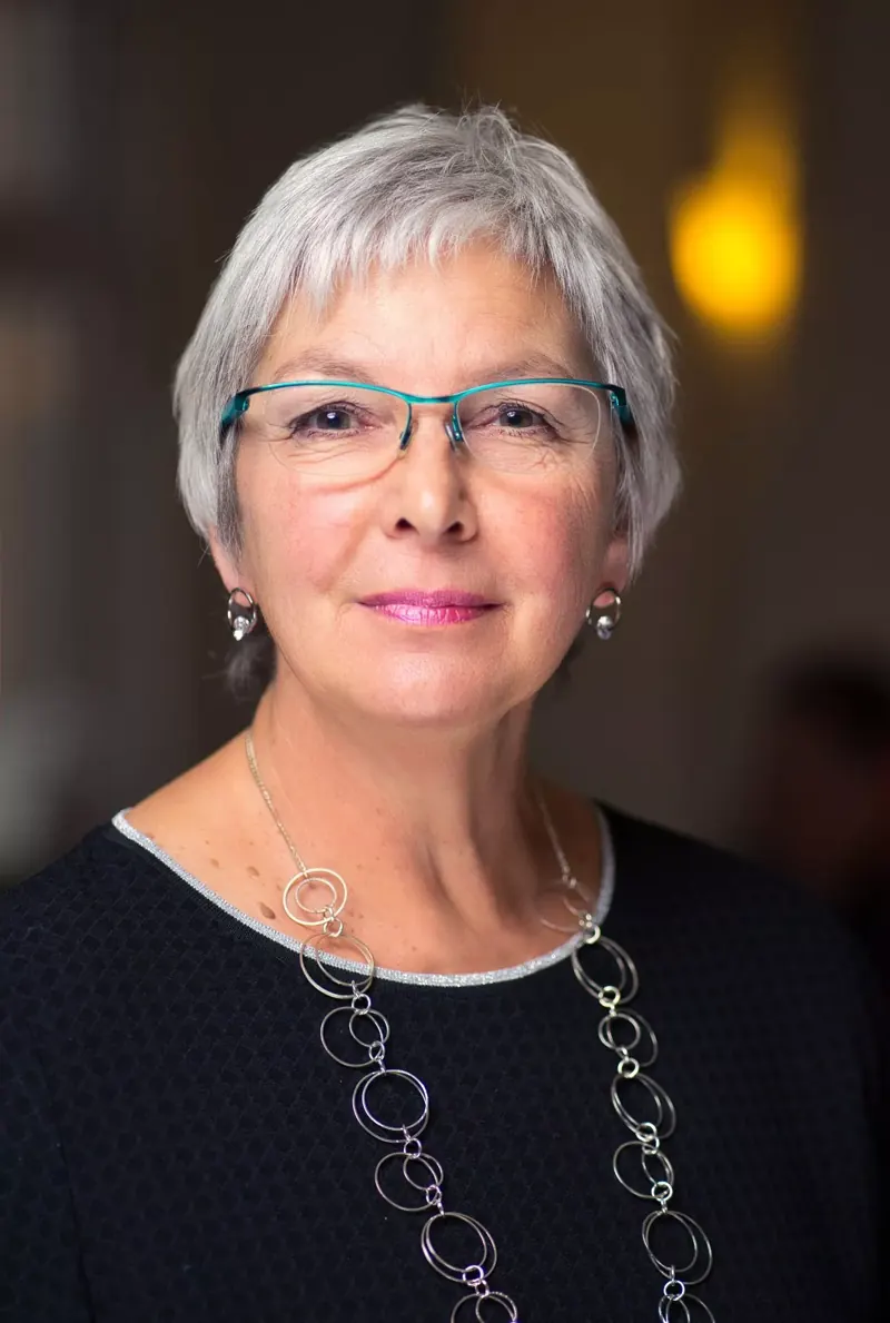 Porträt einer Frau mit grauen Haaren und Brille