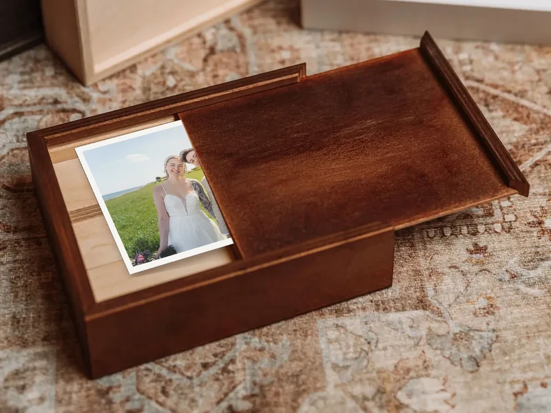 Offene Holzbox mit Hochzeitsabzügen